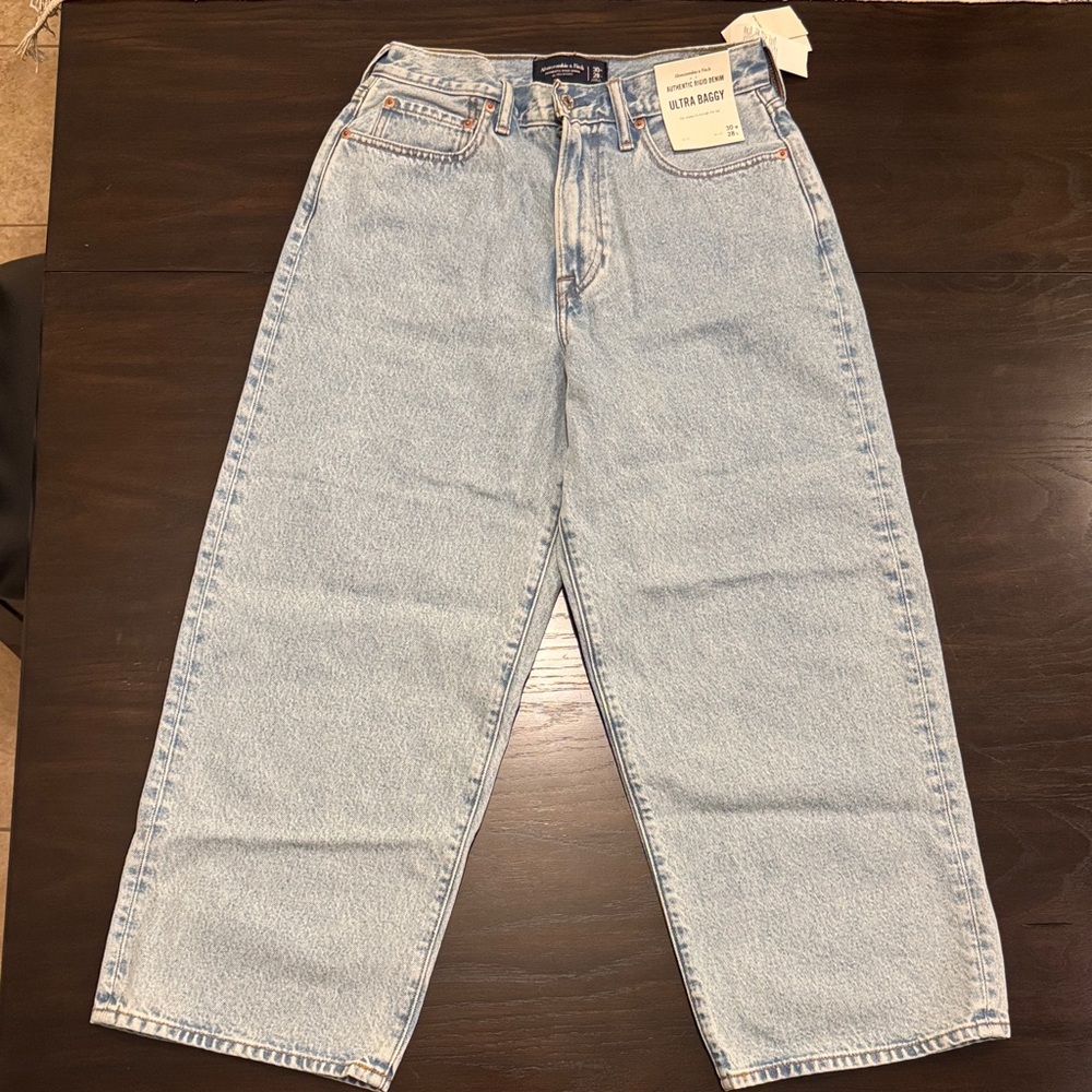 Abercrombie & Fitch Men's Light Wash Relaxed Jeans